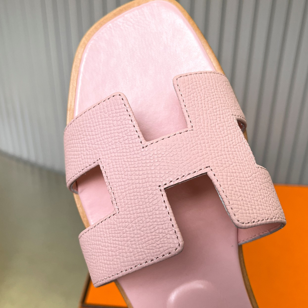 ua H**me5 oran sandal