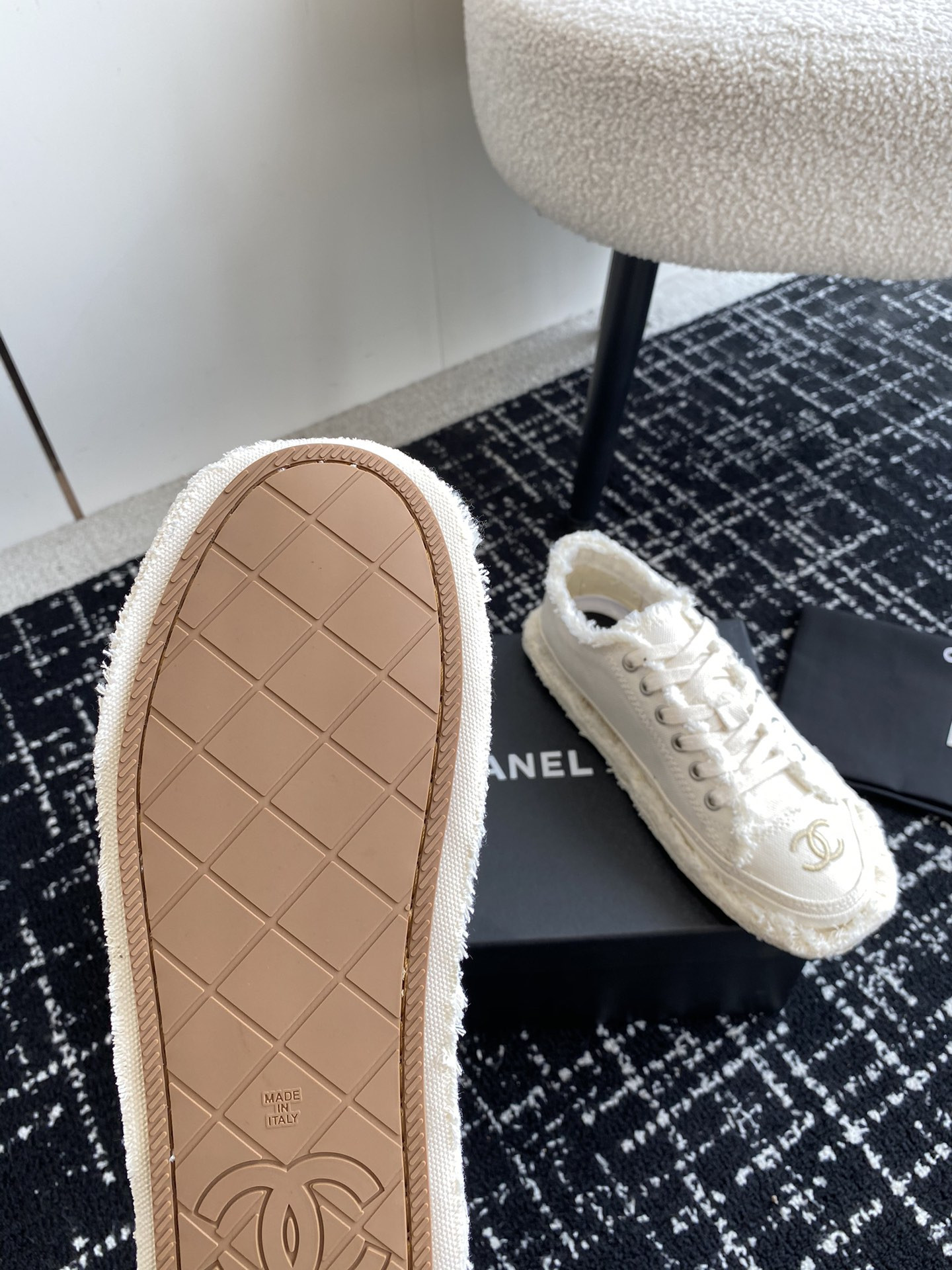 ua Ch*el sneaker