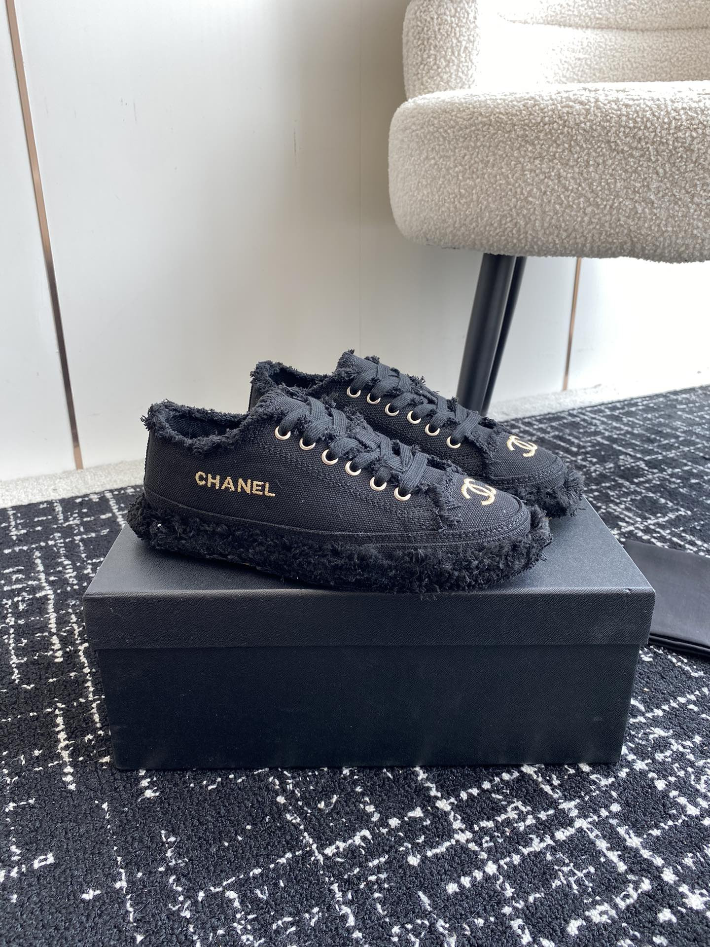 ua Ch*el sneaker