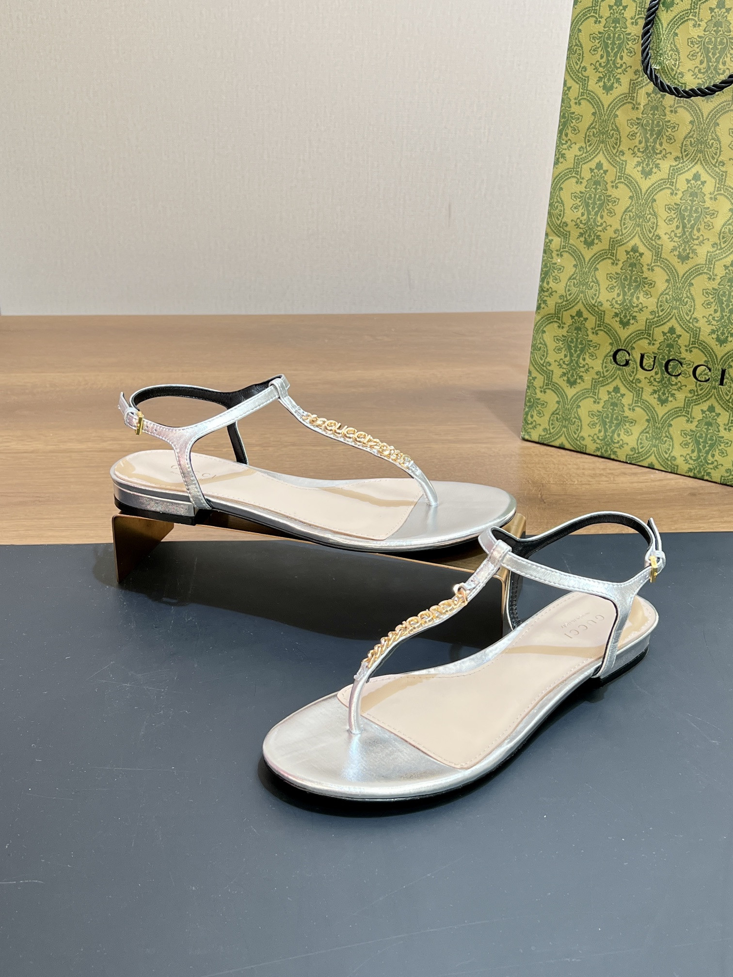 ua G*u*i signoria thong sandal