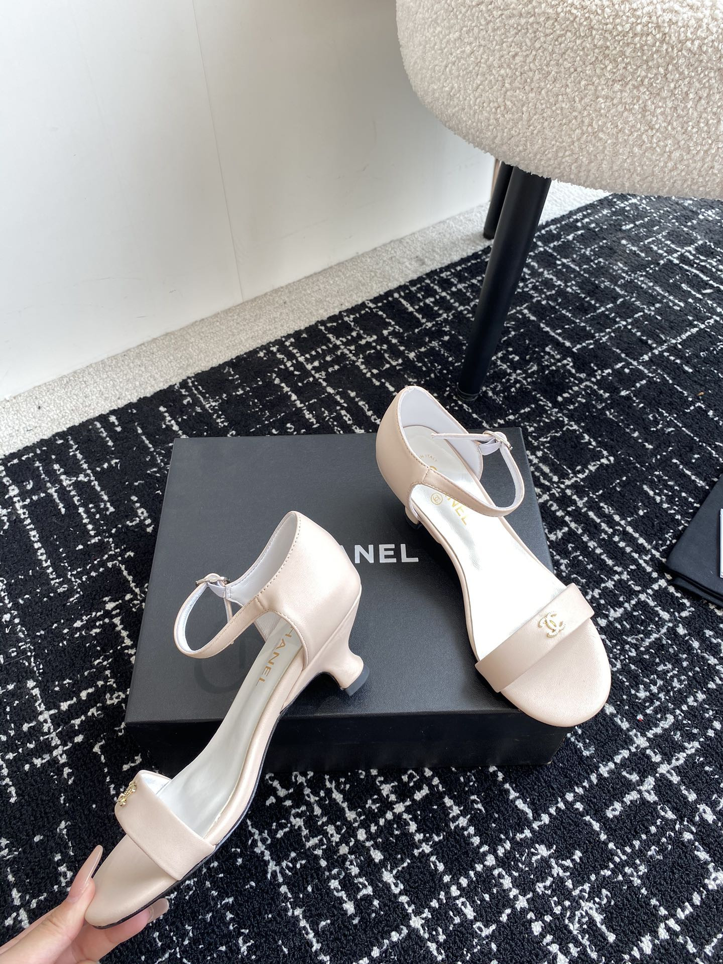 ua Ch*el  sandals