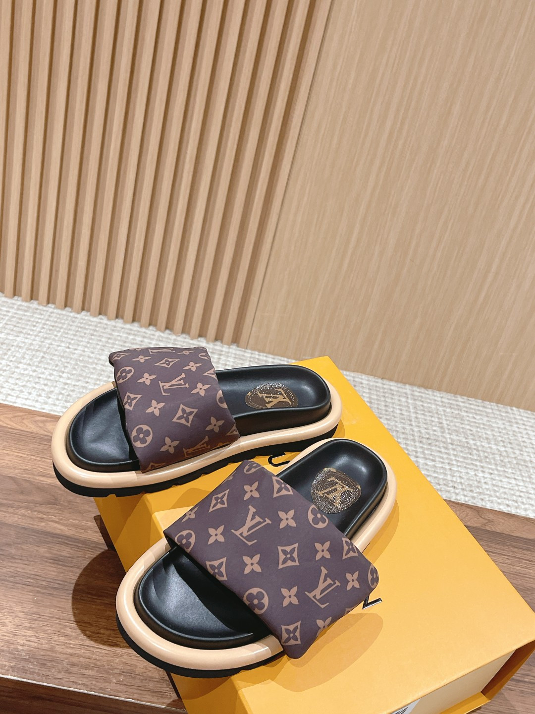 UA LV Pool Pillow Flat Comfort Mule