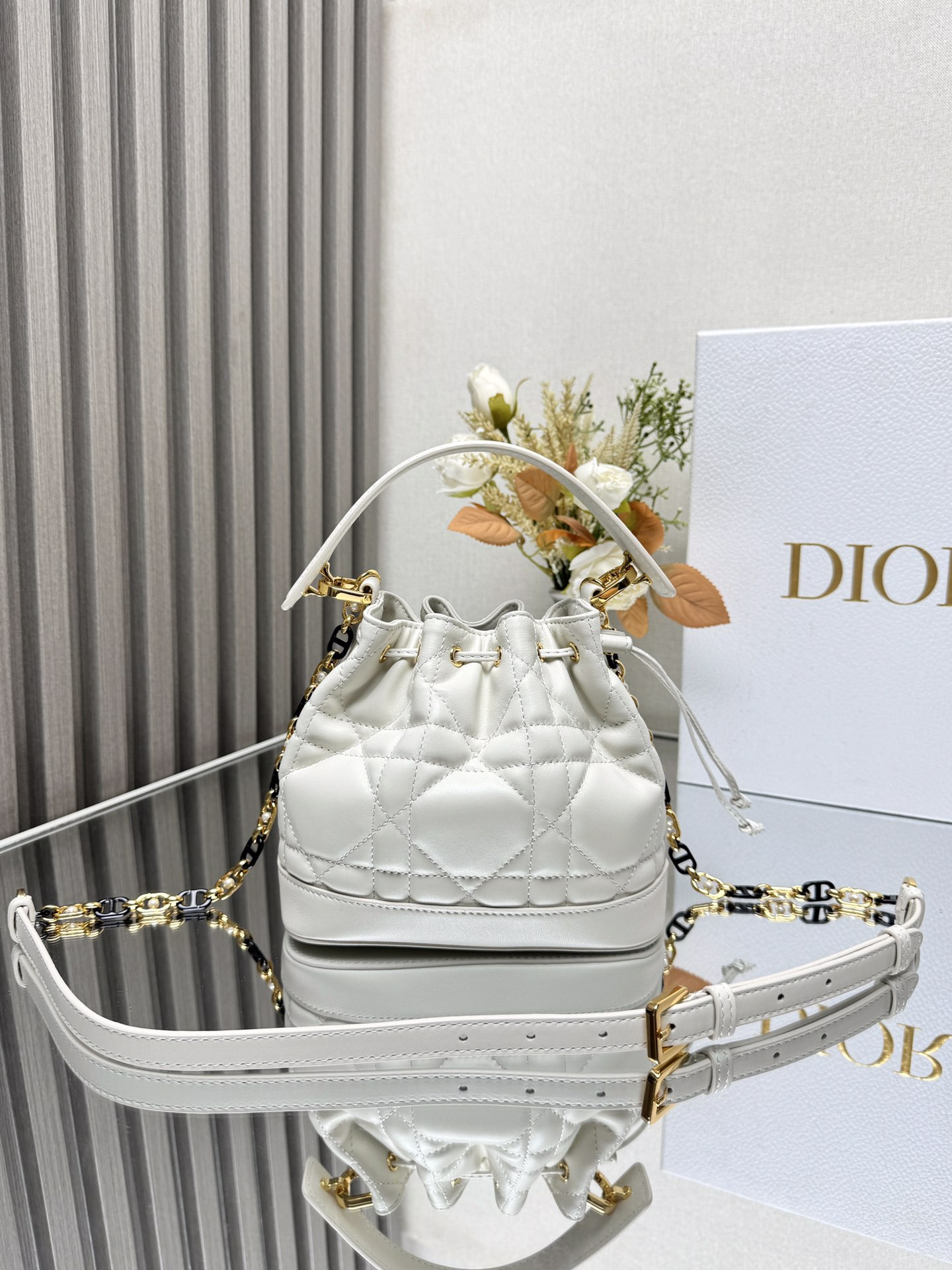 small D*or jolie bucket bag 17 x 16 x 10.5 cm