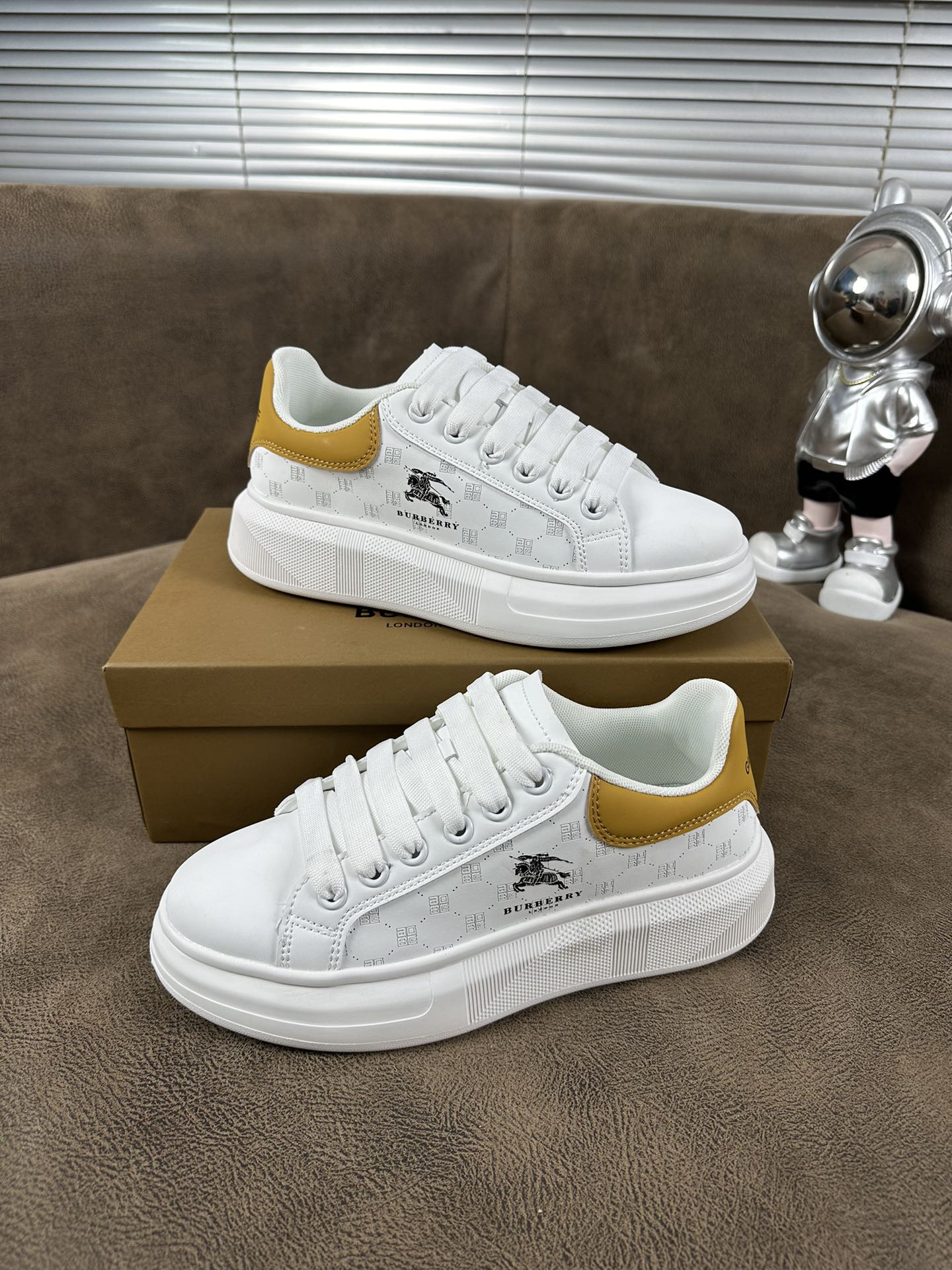 ua B**rry sneakers