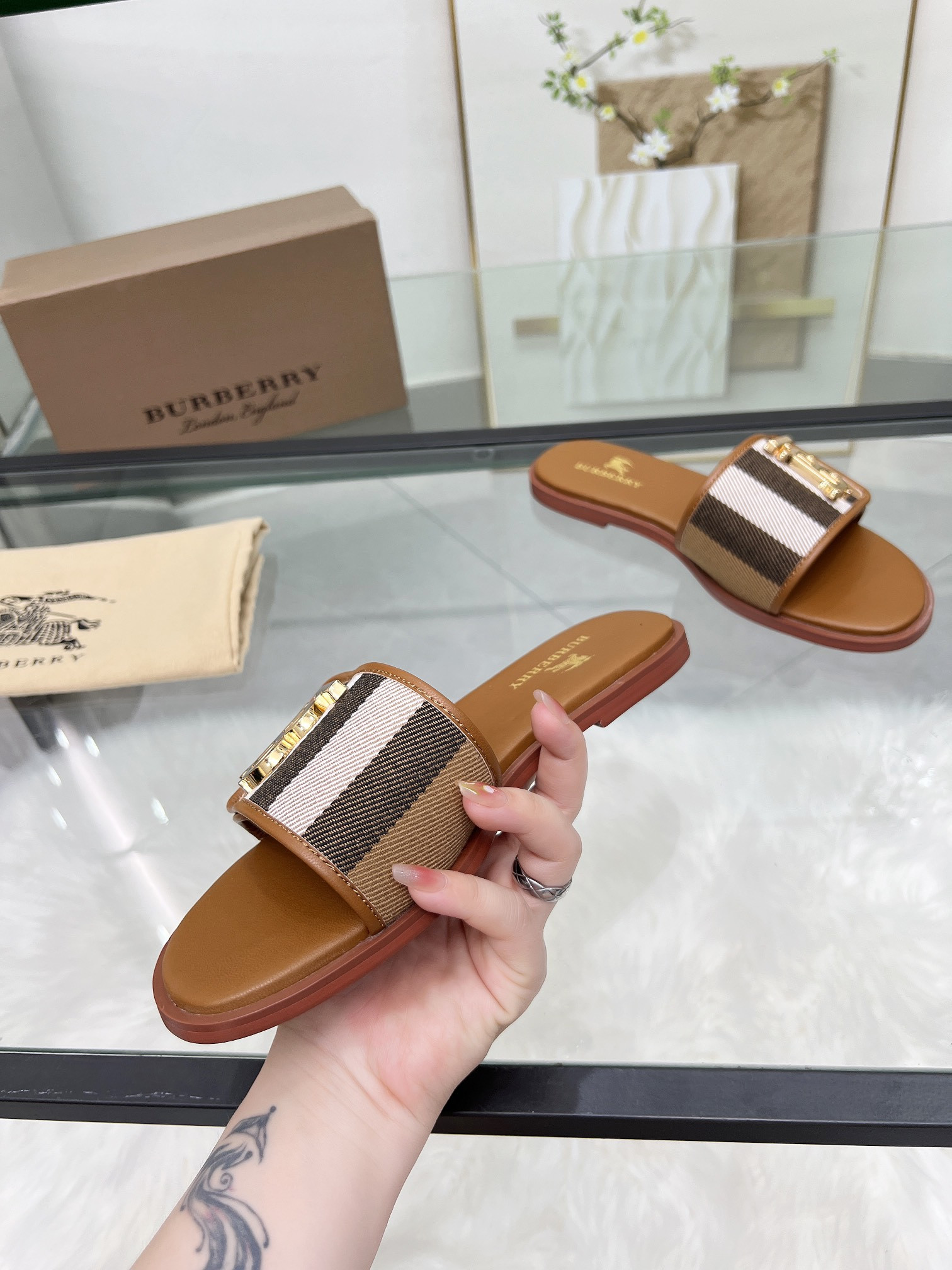 ua B**rry slides