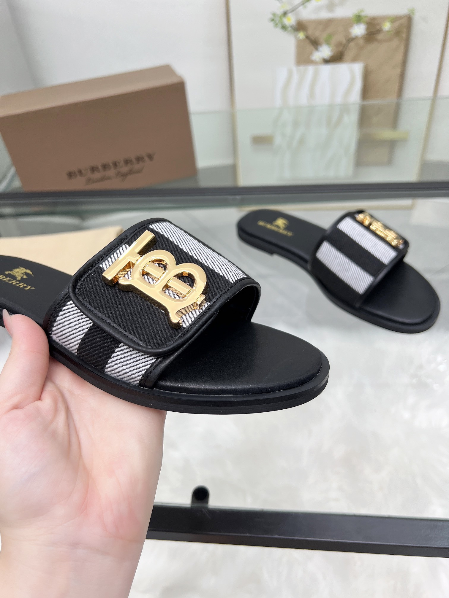 ua B**rry slides