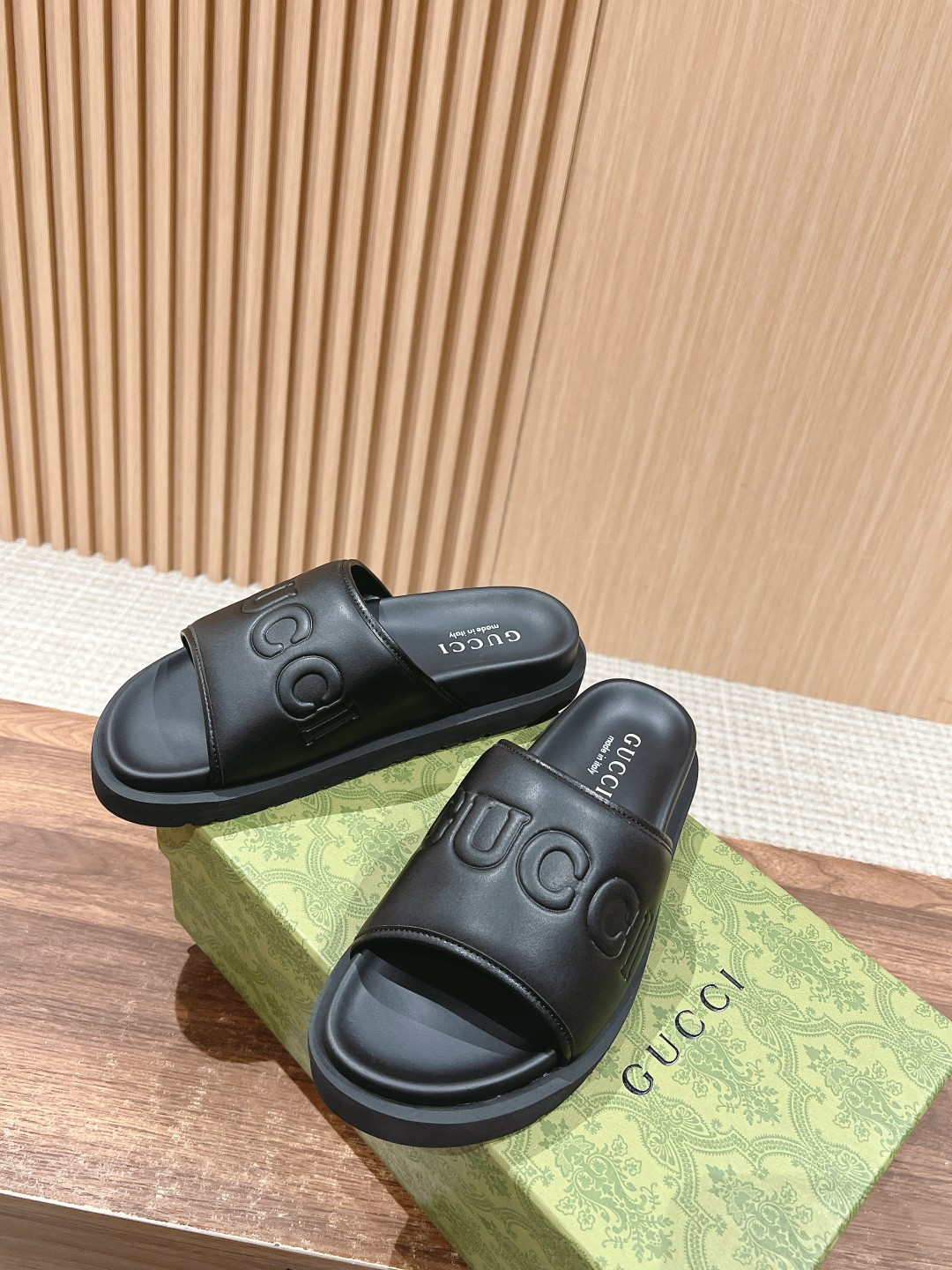 ua G*u*i logo slide