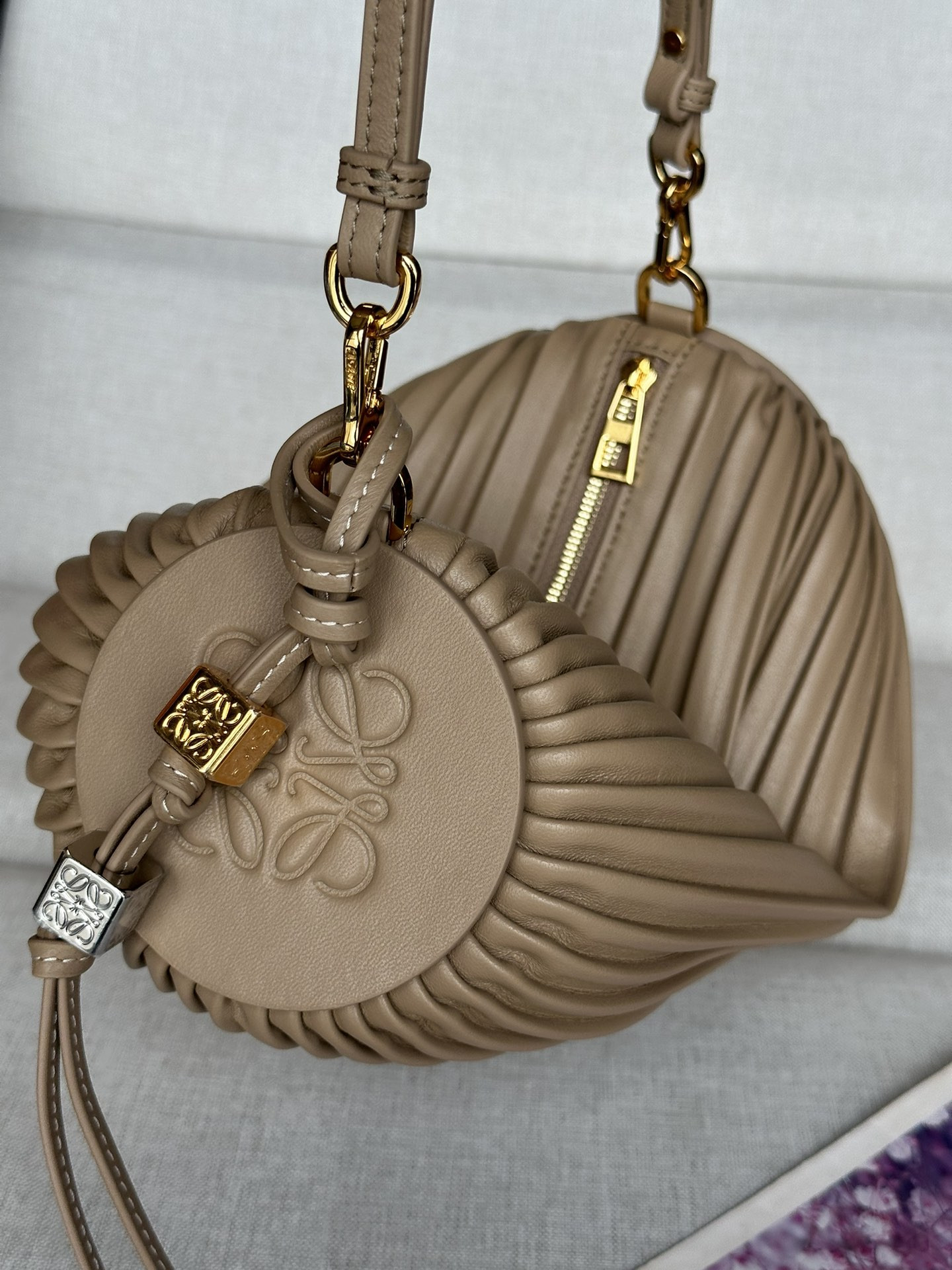 L0ew* bracelet pouch in pleated nappa 25x10x10cm