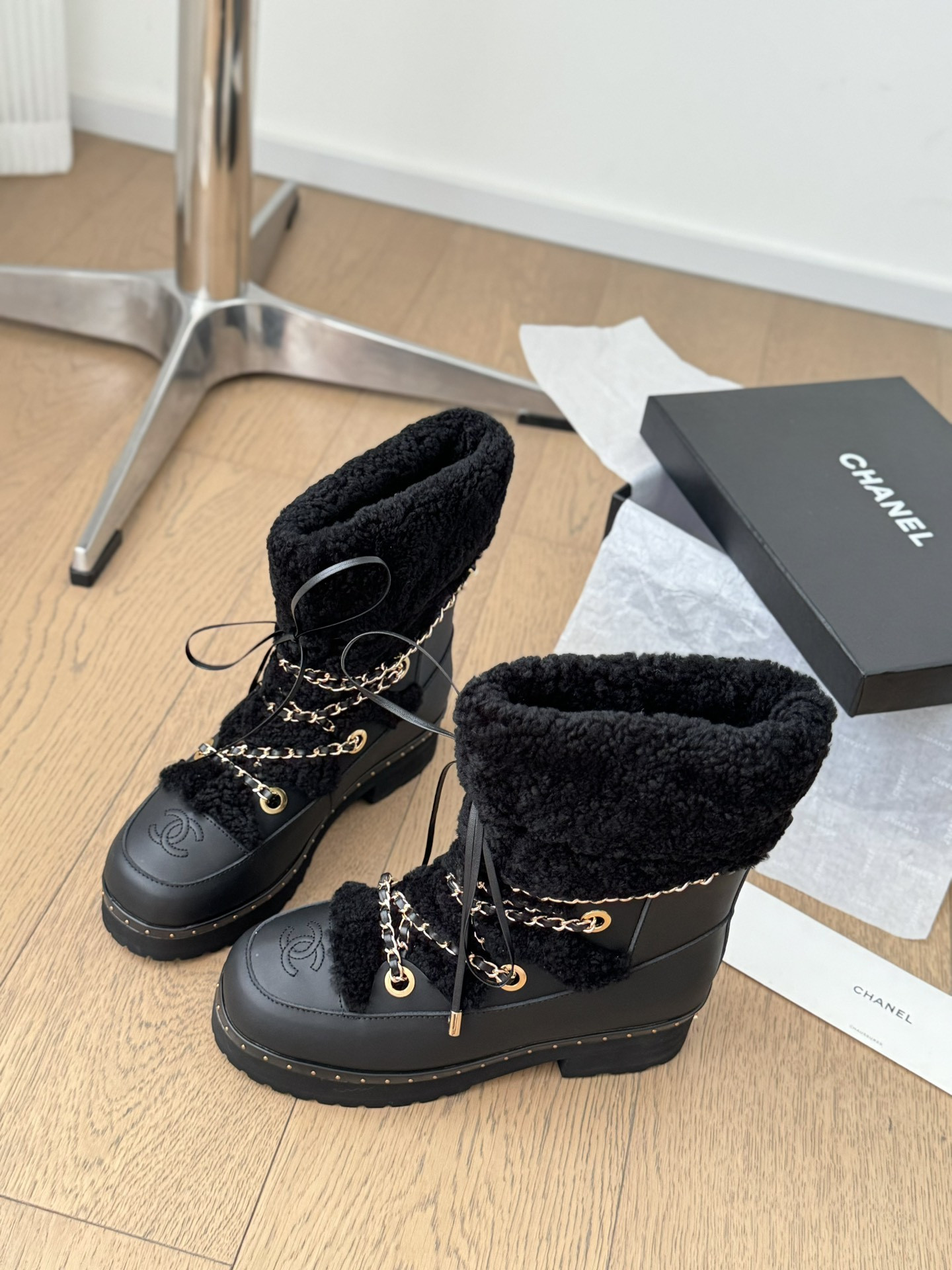 ua Ch*el snow boots