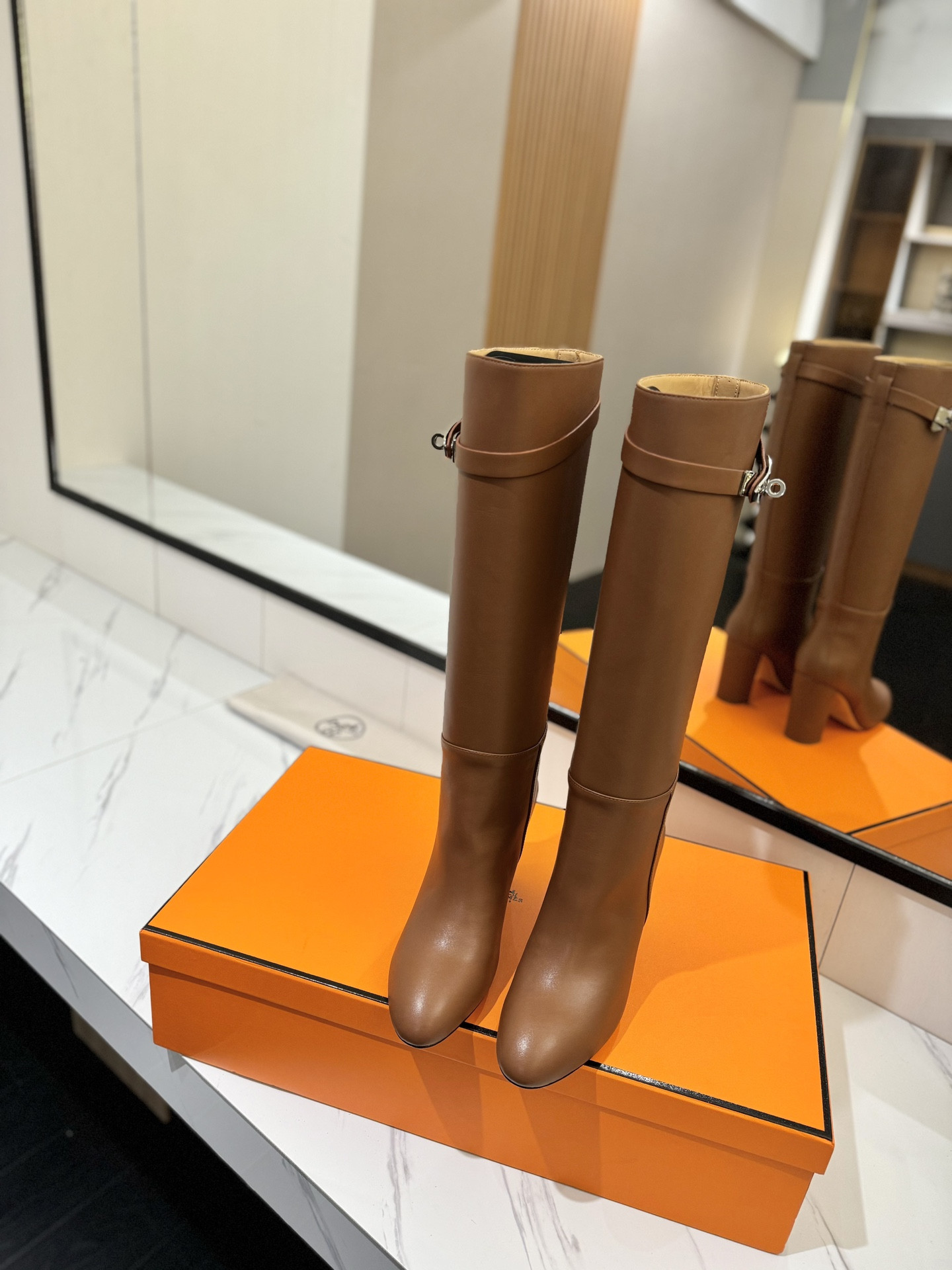 ua H**me5 jumping boots (heel height 8.5cm)