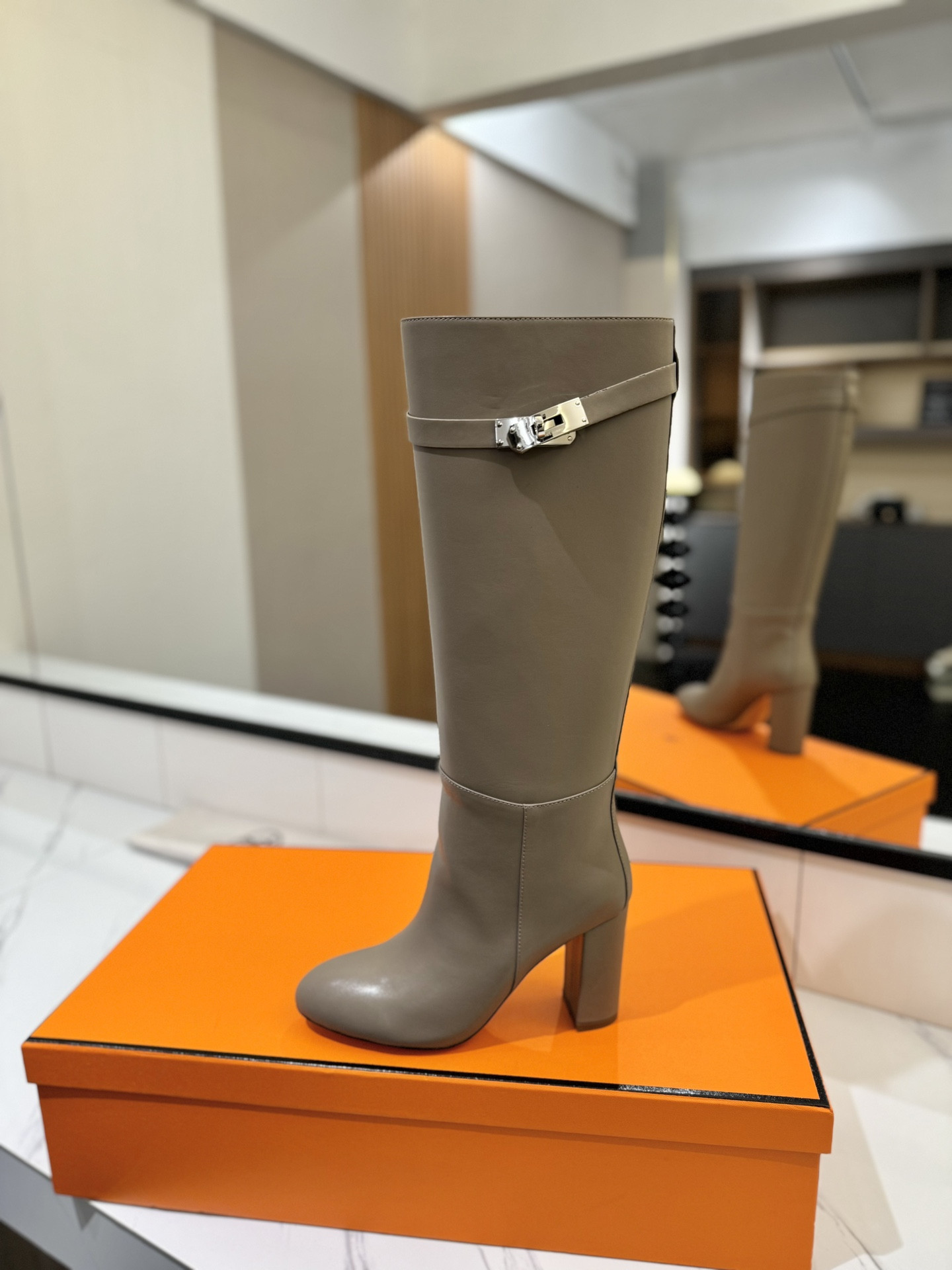ua H**me5 jumping boots (heel height 8.5cm)