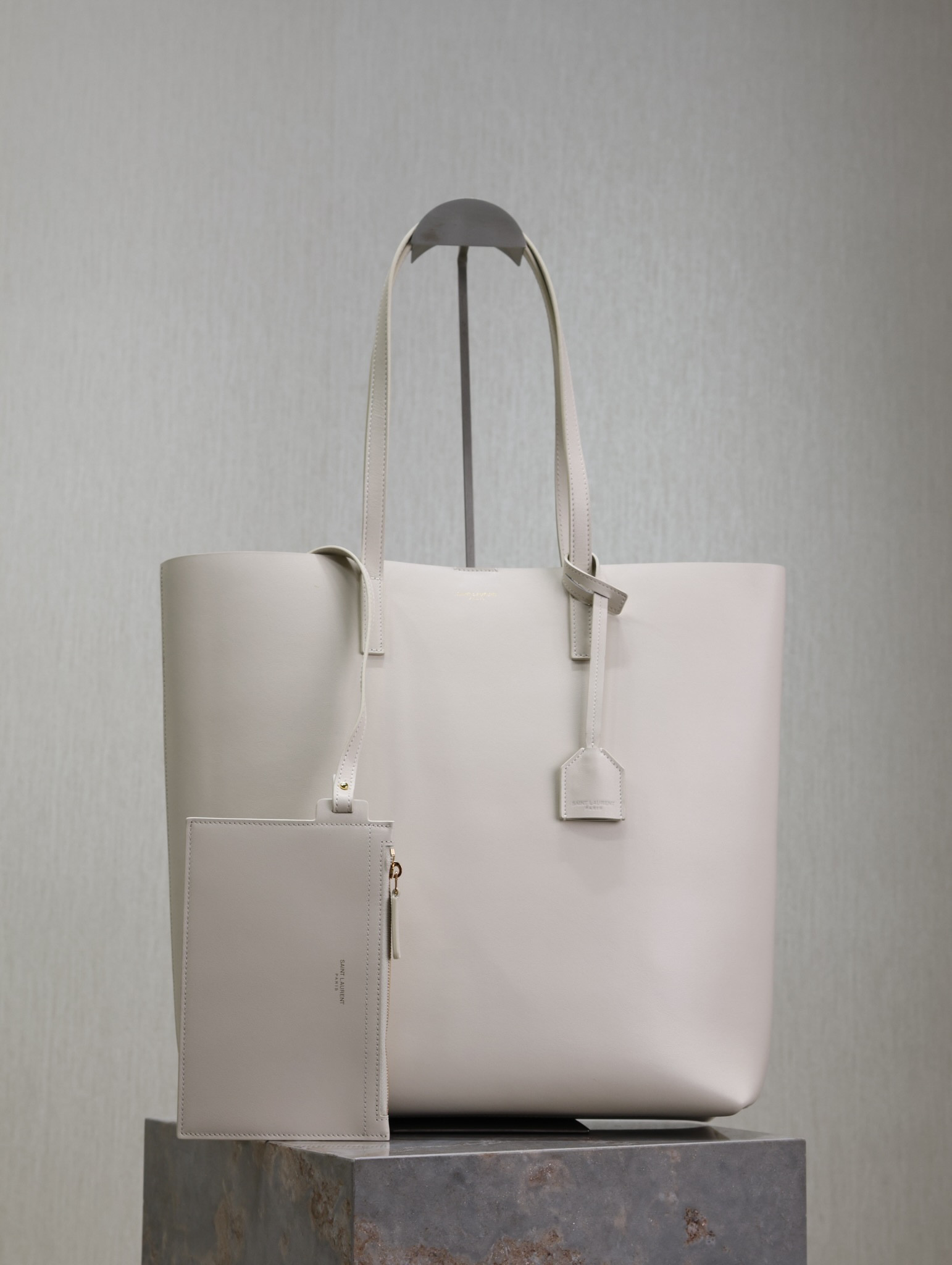 y*l shopping Sa**t Lau*nt in leather 32.5×35×10.5cm