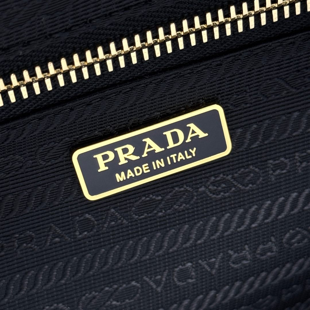 Pra*a re-nylon and leather medium top-handle bag with padlock 12.5x29x10cm