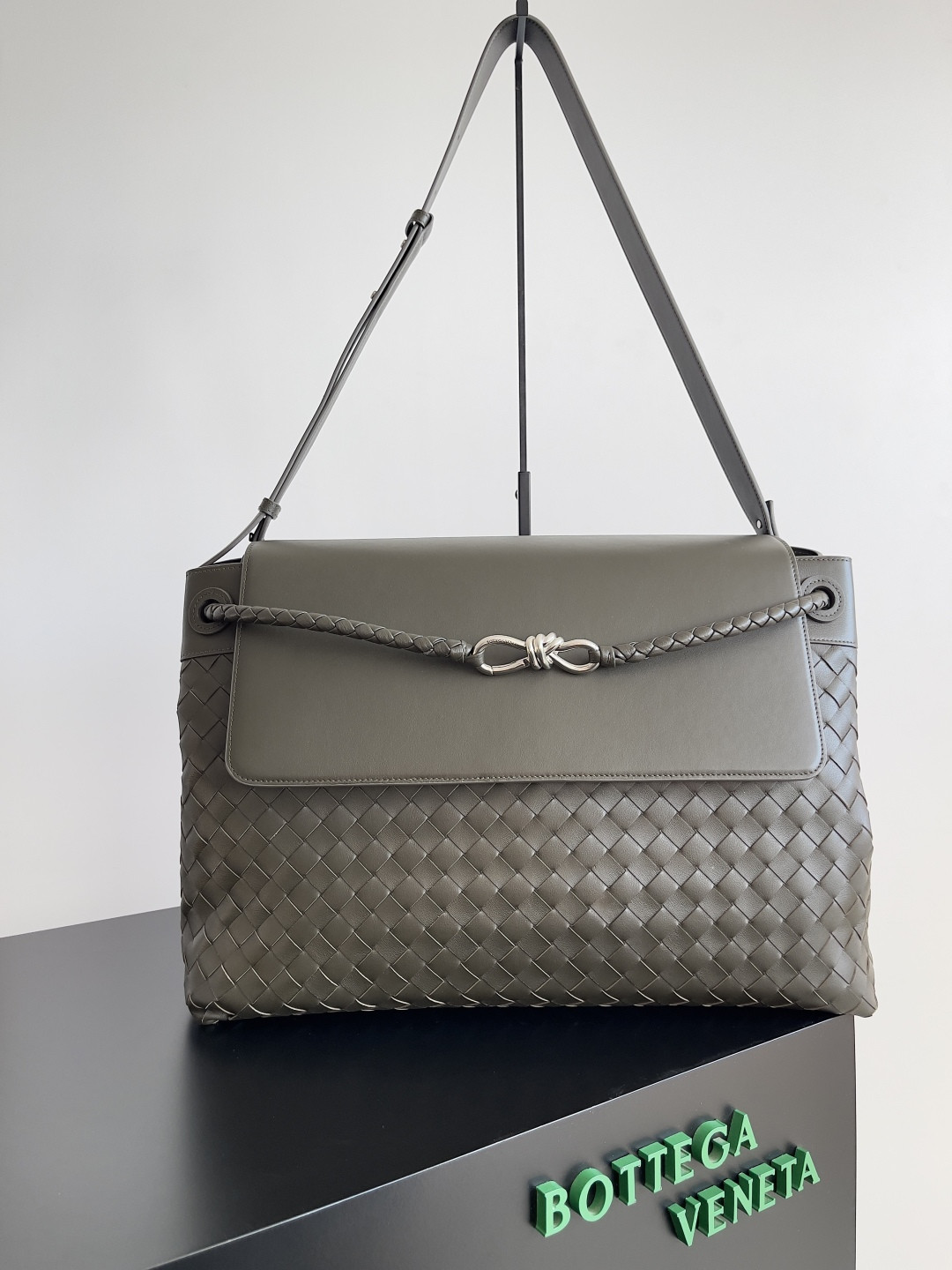 bo*te*ga Ve*ne*ta large andiamo messenger 43x32x20cm