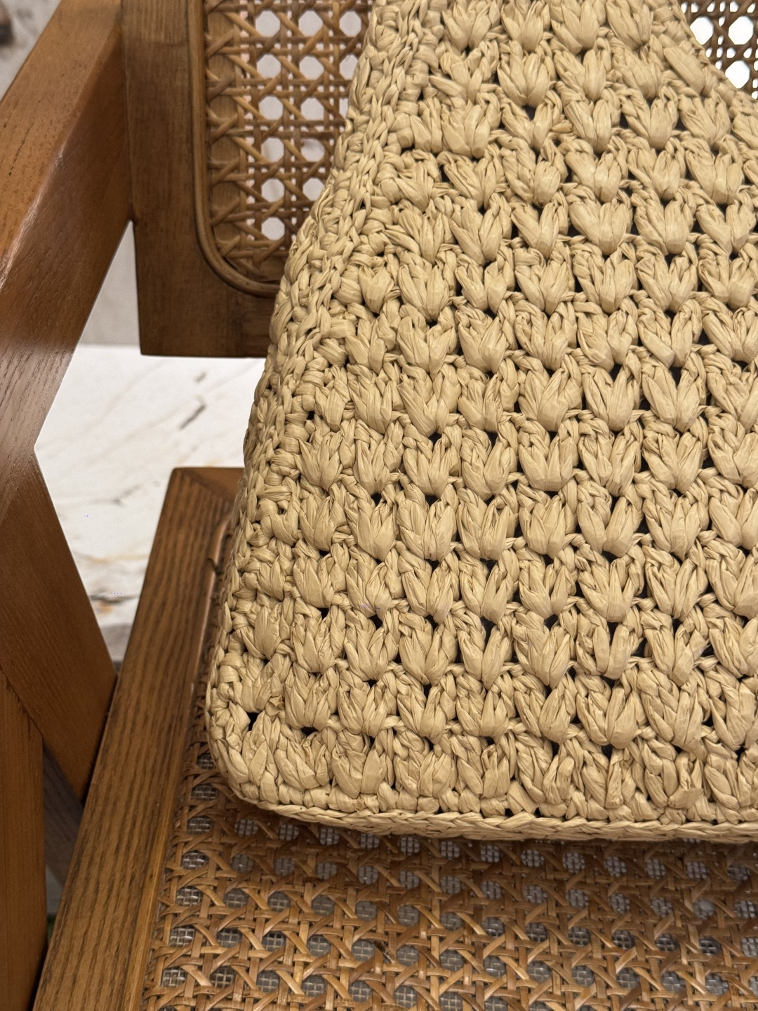 Ce**e cabas triangle in raffia and calfskin 45 x 23 x 6cm