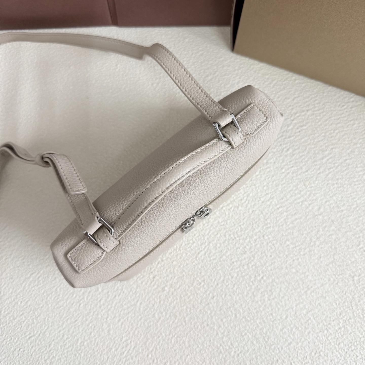 L**o p*ana extra pocket l19 grained calfskin 11 x 19 x 6.5 cm