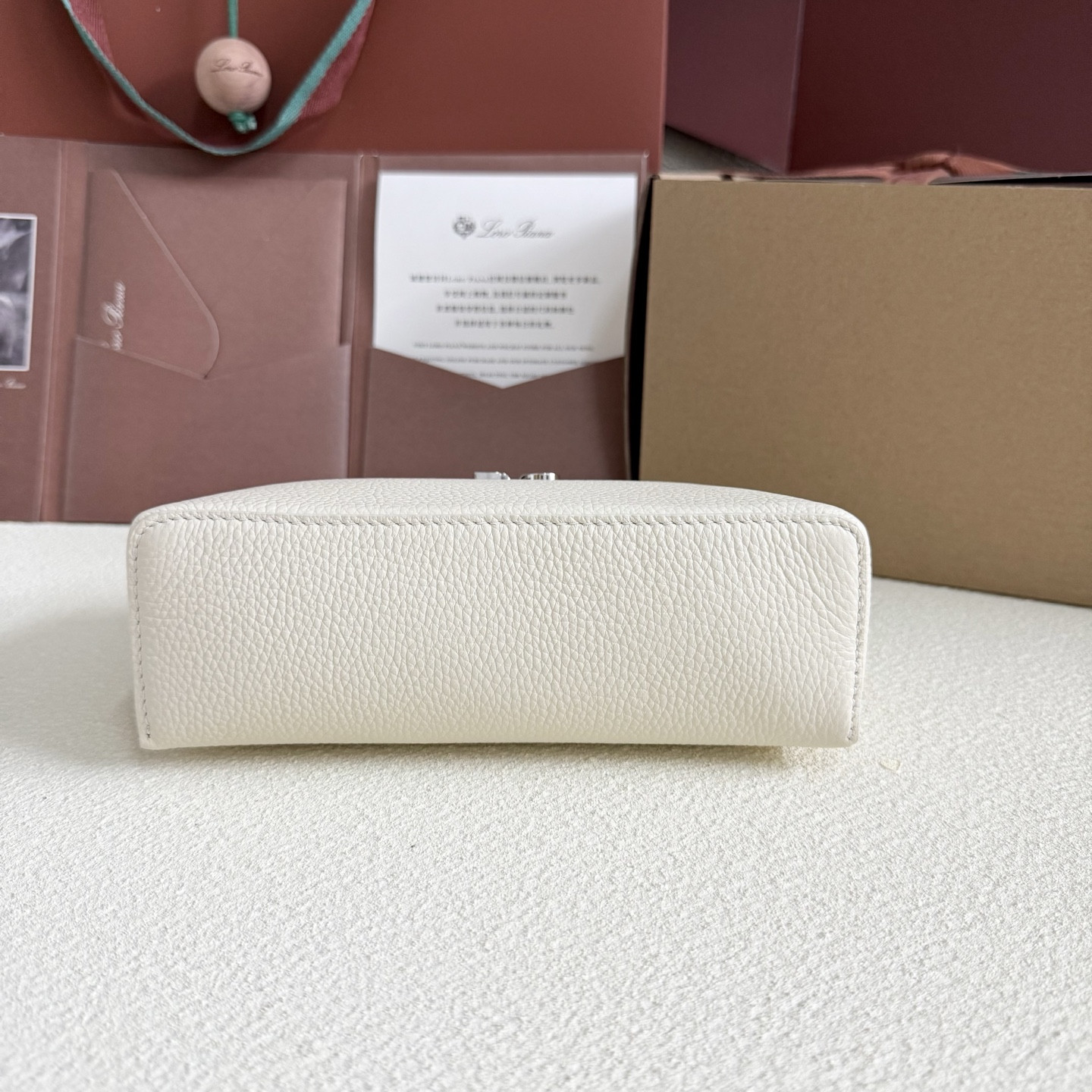 L**o p*ana extra pocket l19 grained calfskin 11 x 19 x 6.5 cm