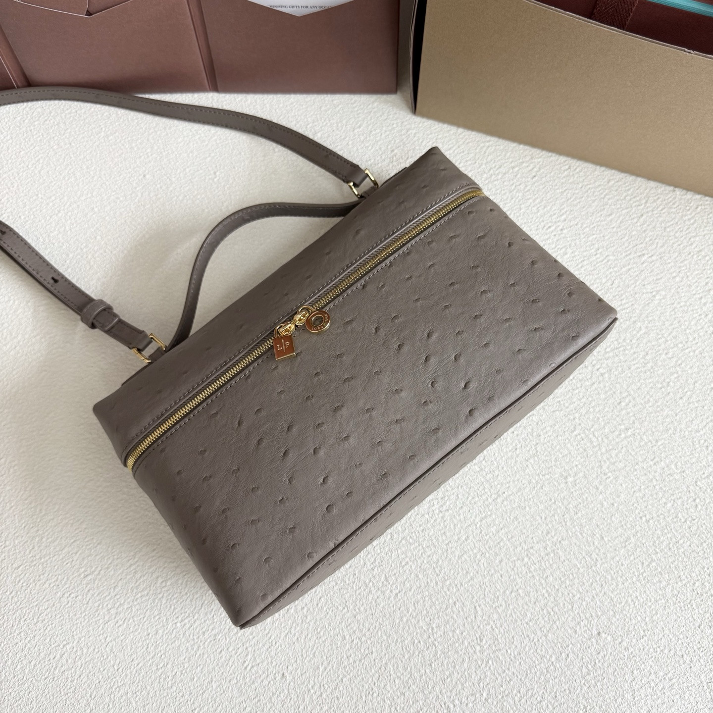 L**o p*ana extra pocket l27 ostrich-grained leather 16x27x10cm